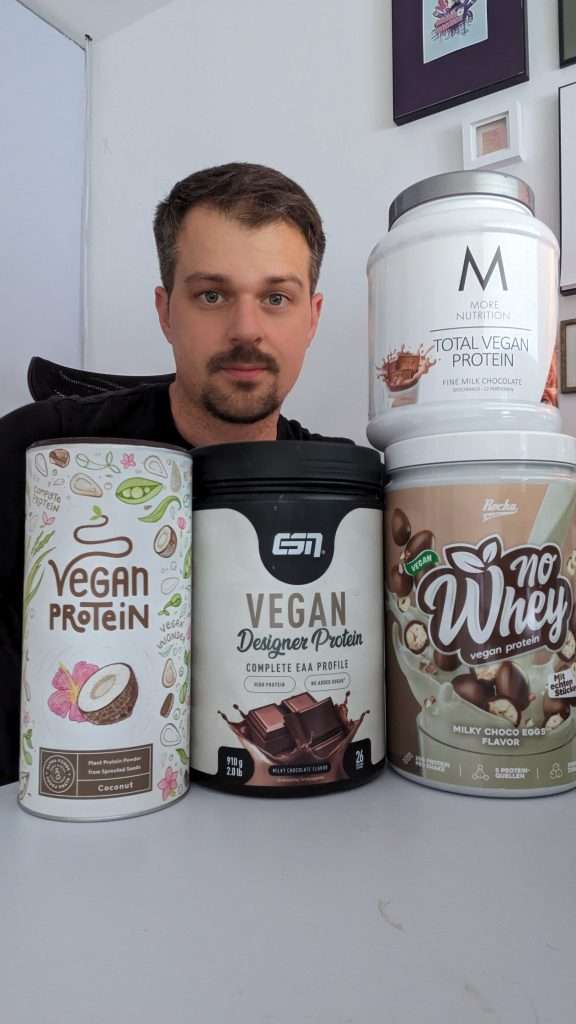 Dosen mit veganem Proteinpulver und Whey
