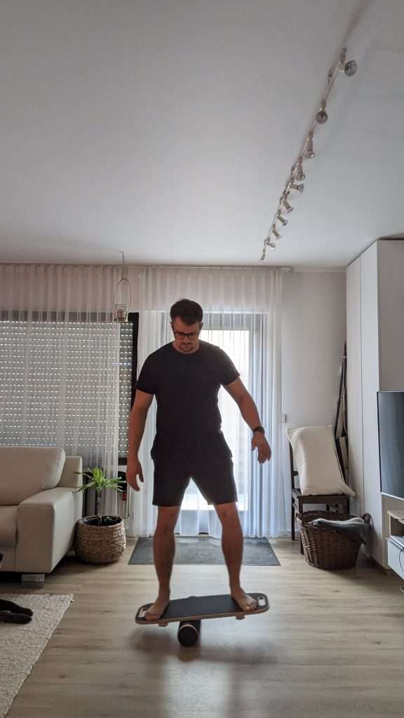 Gregor Karmann auf dem Balance-Board im Wohnzimmer