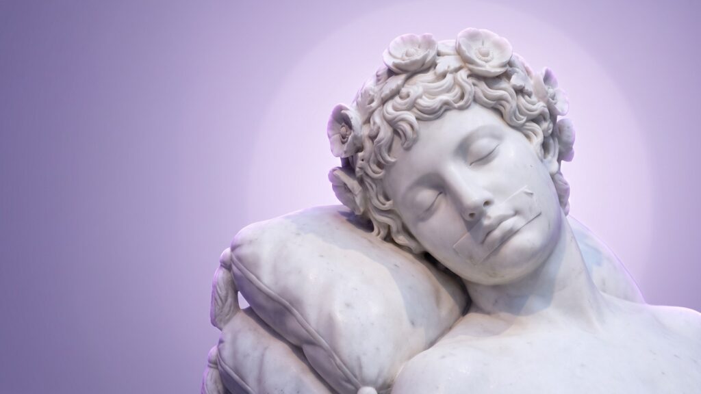 Schlafende Marmorstatue mit Mohnkranz und einem Streifen Tape über den Lippen