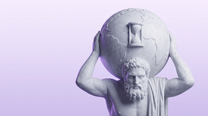 Marmorstatue des Atlas, der eine Weltkugel mit Sanduhr trägt, Sinnbild für die Longevity-Grundlagen