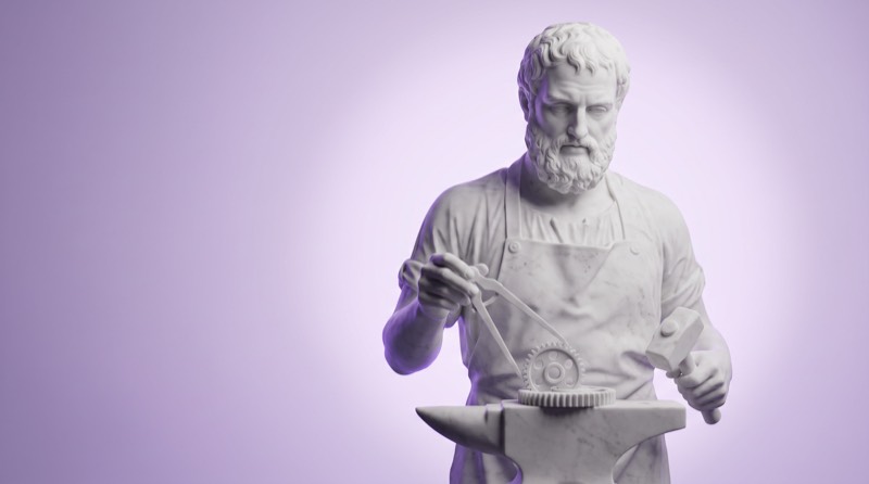 Marmorstatue eines Schmieds mit Zirkel, Zahnrad und Hammer am Amboss, Sinnbild für Tests und Reviews